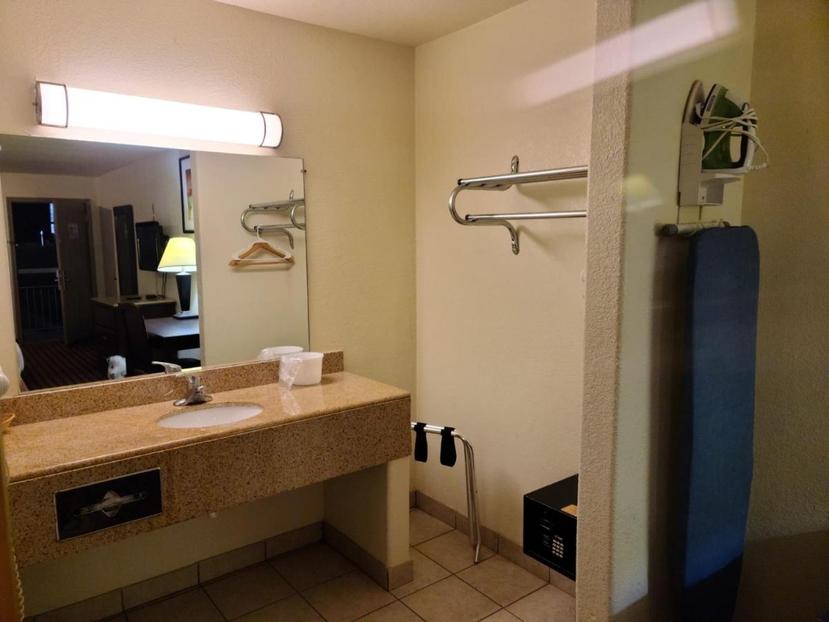 Budget Host Inn 萨莱纳 外观 照片
