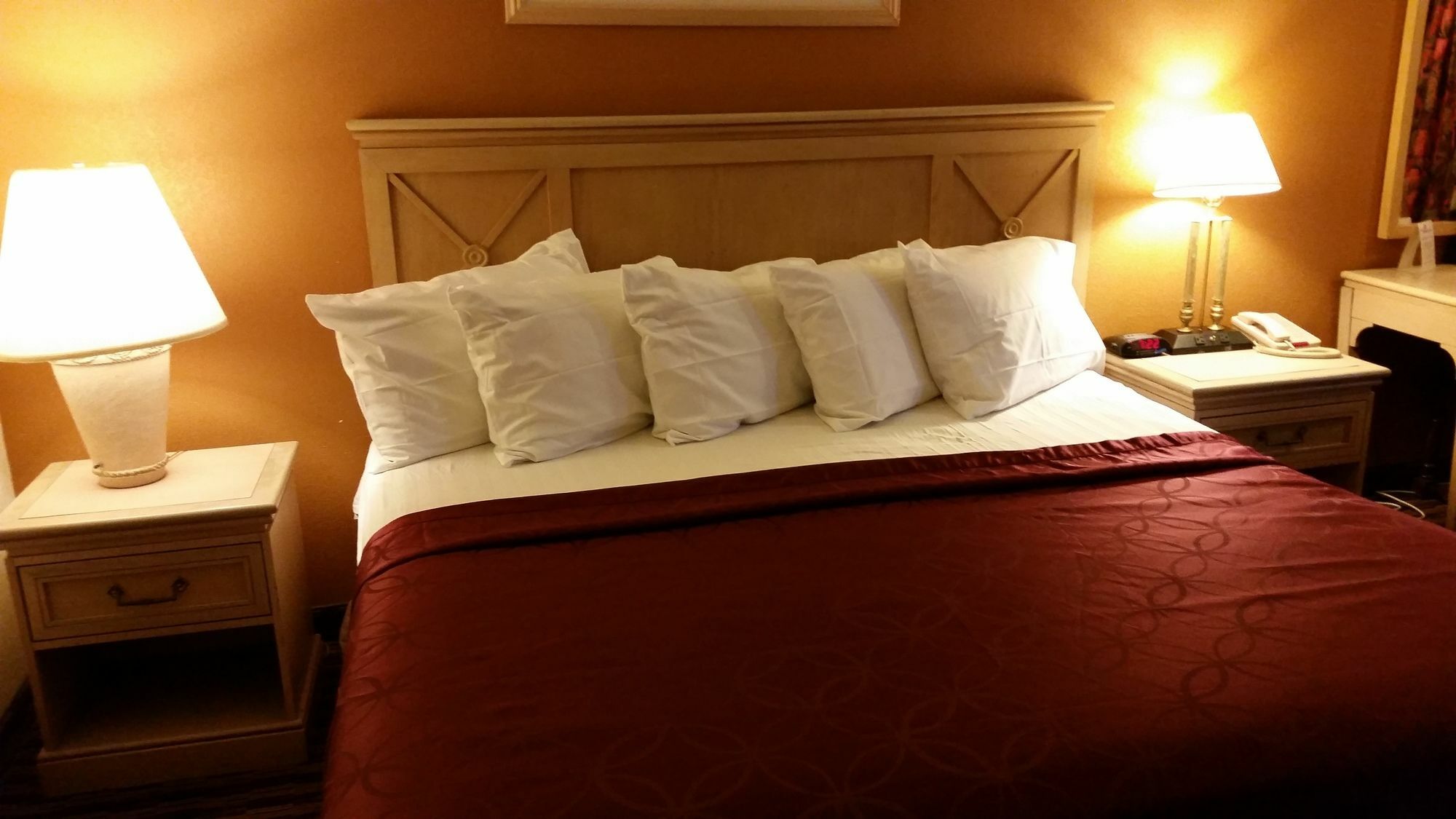 Budget Host Inn 萨莱纳 外观 照片