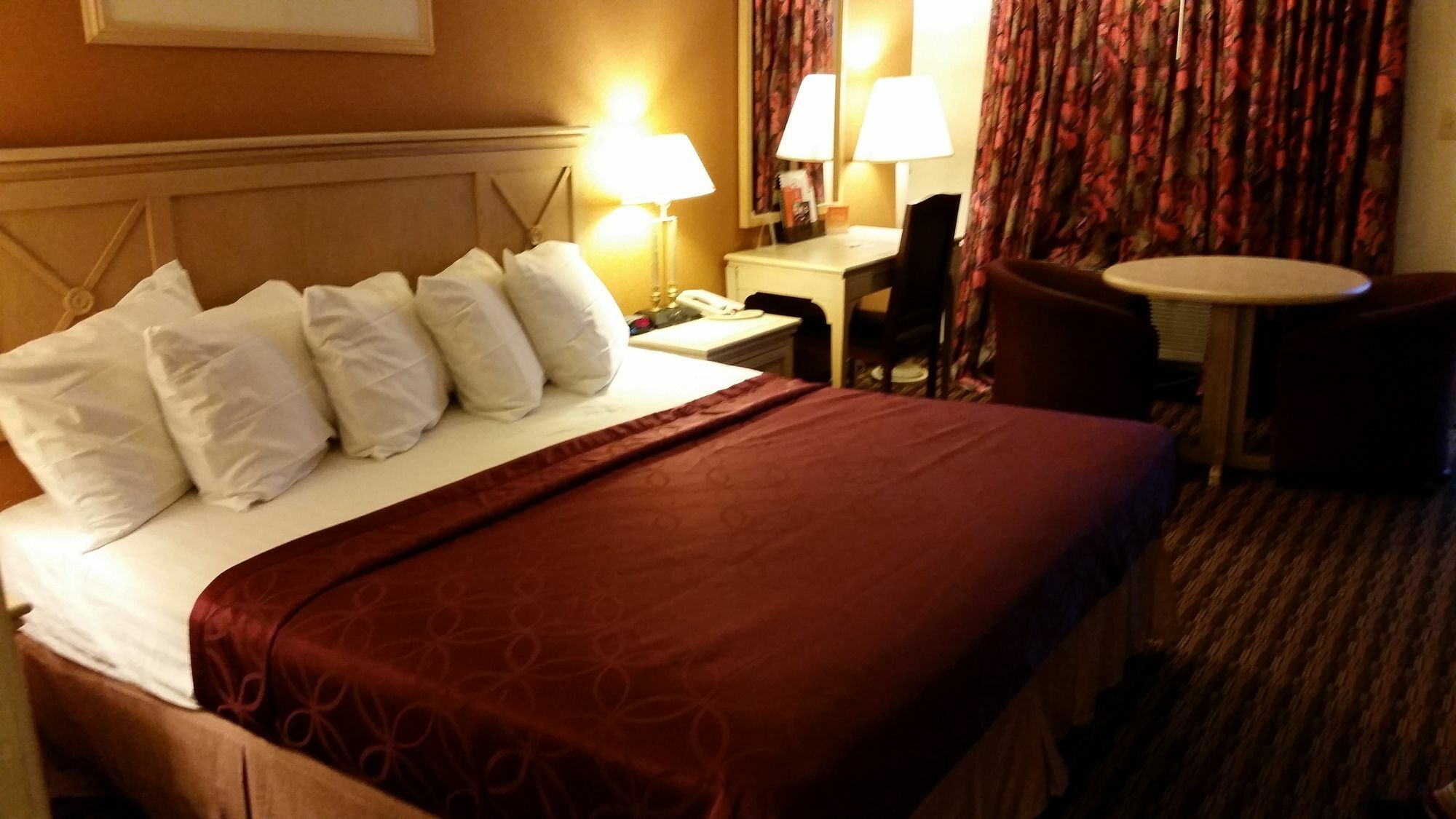 Budget Host Inn 萨莱纳 外观 照片